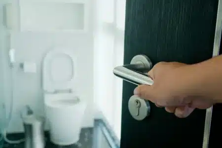 Ce qui se passe quand vous restez assis trop longtemps aux toilettes avec votre téléphone, et pourquoi les experts tirent la sonnette d'alarme