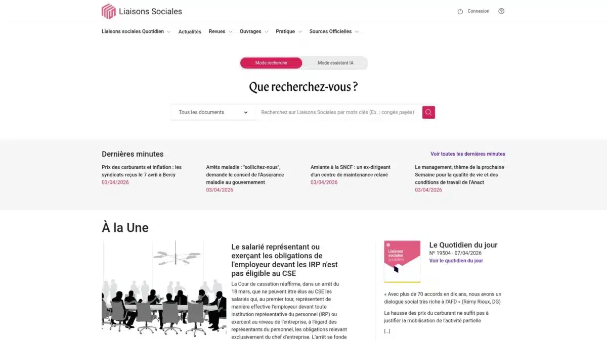 Un groupe de personnes assises autour d'une table de conférence.