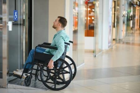 Handicape : APF France attaque l'État en justice pour son inaction sur l'accessibilité
