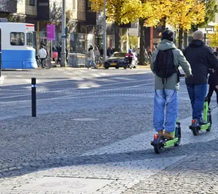 Pourquoi beaucoup de gens roulent en trottinette sans casque en pensant être dans leur droit : ce que dit vraiment le code de la route