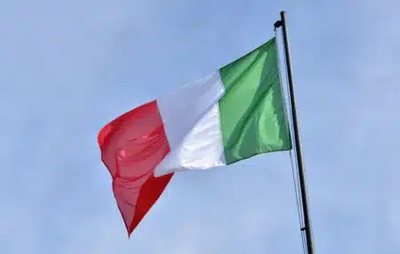 Oubliez les séjours linguistiques à 2000€ : l'Italie propose un programme de volontariat avec logement gratuit qui change un parcours professionnel