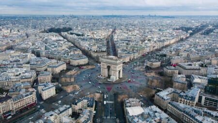 Vue aérienne d'une ville en France, illustrant la précarité en France : chiffres clés sur les défis urbains.