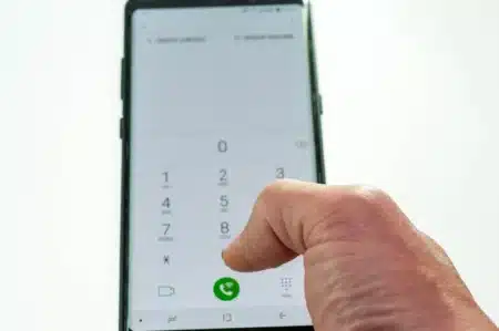 « J'ai juste décroché et dit allô » : cette nouvelle arnaque aux appels silencieux utilise l'IA pour cloner votre voix en 3 secondes