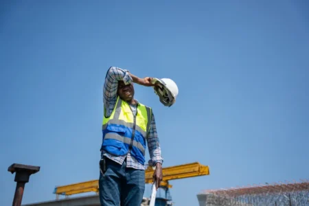 Pourquoi votre employeur a le droit de vous interdire le short en pleine canicule : les cas précis que beaucoup ignorent