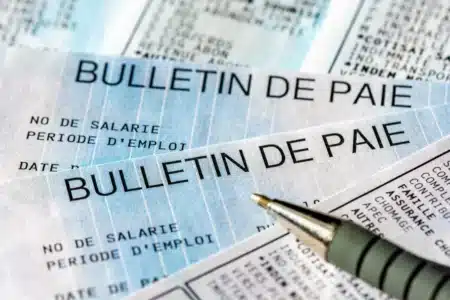Pourquoi certains retraités gardent leurs fiches de paie à vie alors que d'autres les détruisent dès la liquidation : qui a raison ?