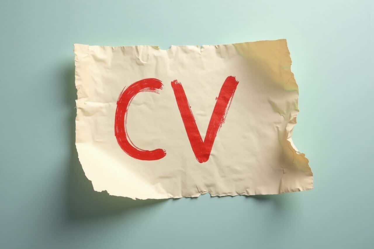 "Un CV français froissé symbolisant les obstacles à l'égalité des chances en France"