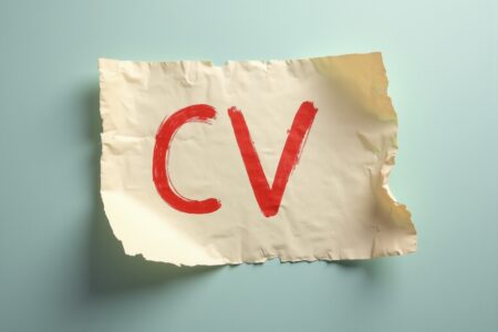 "Un CV français froissé symbolisant les obstacles à l'égalité des chances en France"