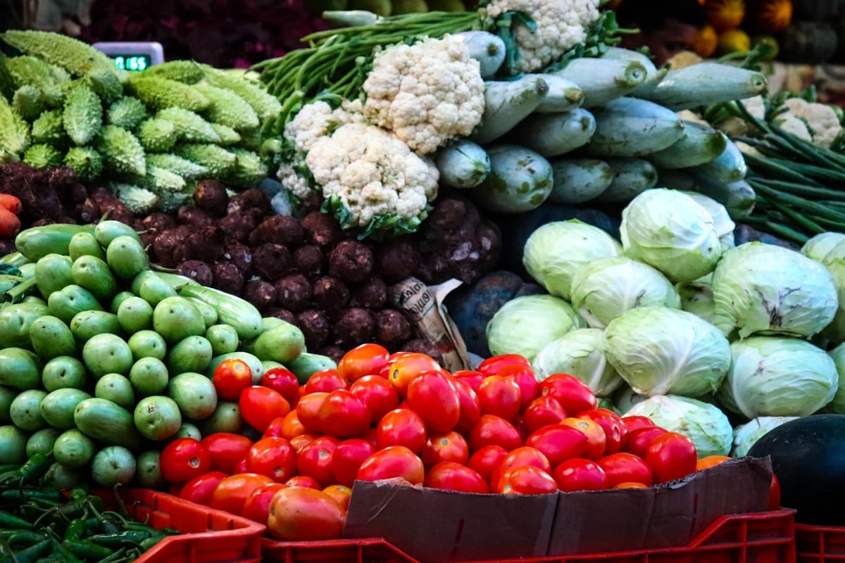 Variété colorée de légumes frais sur un étal de marché.