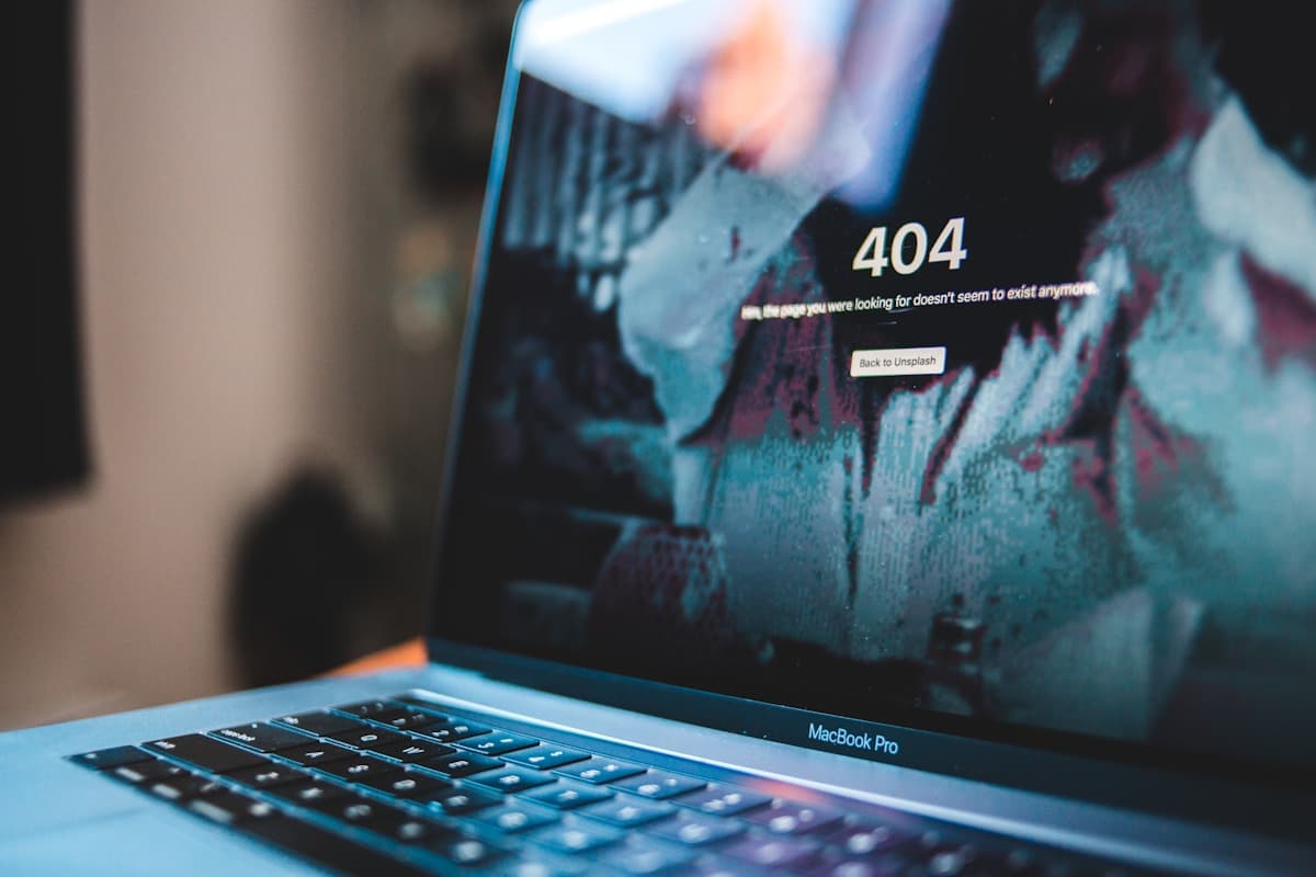 Ordinateur portable MacBook Pro avec écran affichant une erreur 404.