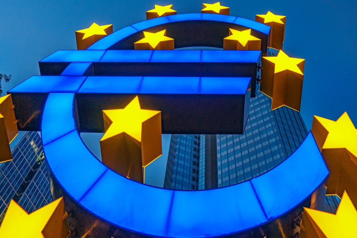 Sculpture monumentale bleue et dorée avec des étoiles, devant des gratte-ciel.