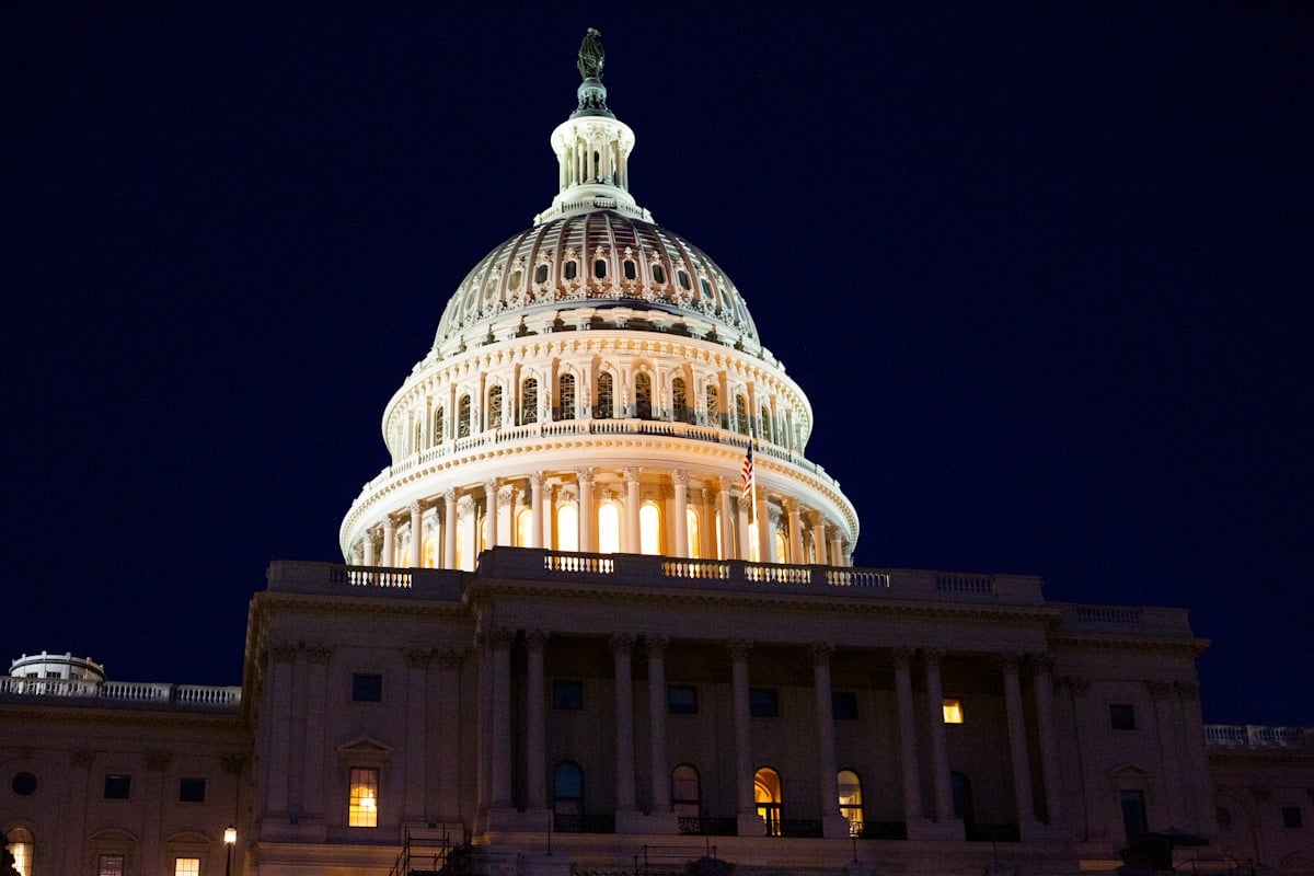 Dôme illuminé du Capitole des États-Unis la nuit.