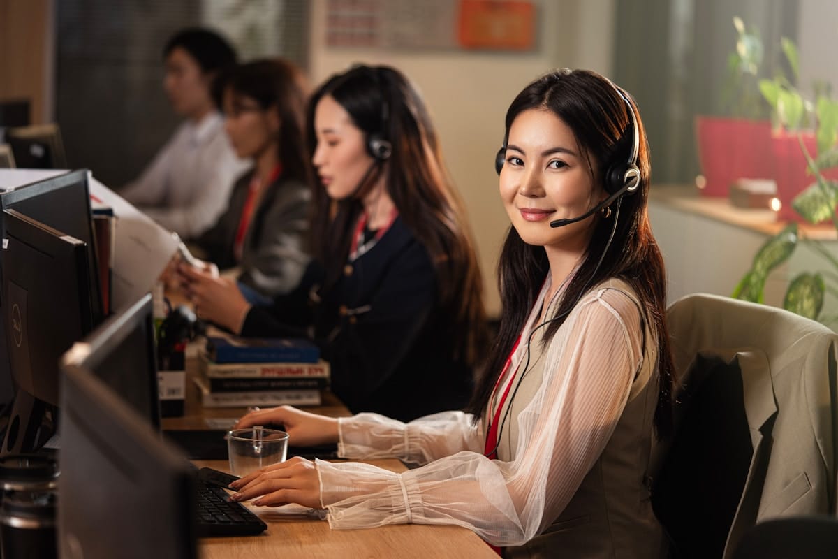 Équipe de service client asiatique travaillant dans un bureau.