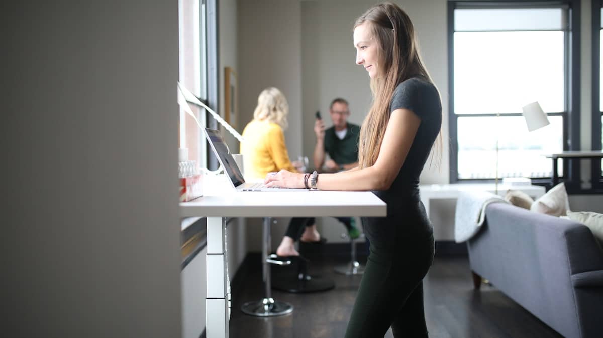 Femme travaillant sur un ordinateur dans un bureau moderne.