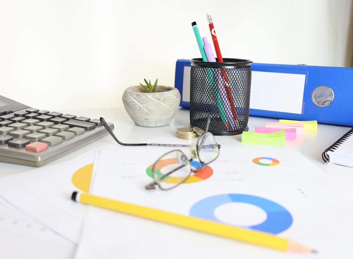 Bureau de travail avec accessoires de bureau colorés.
