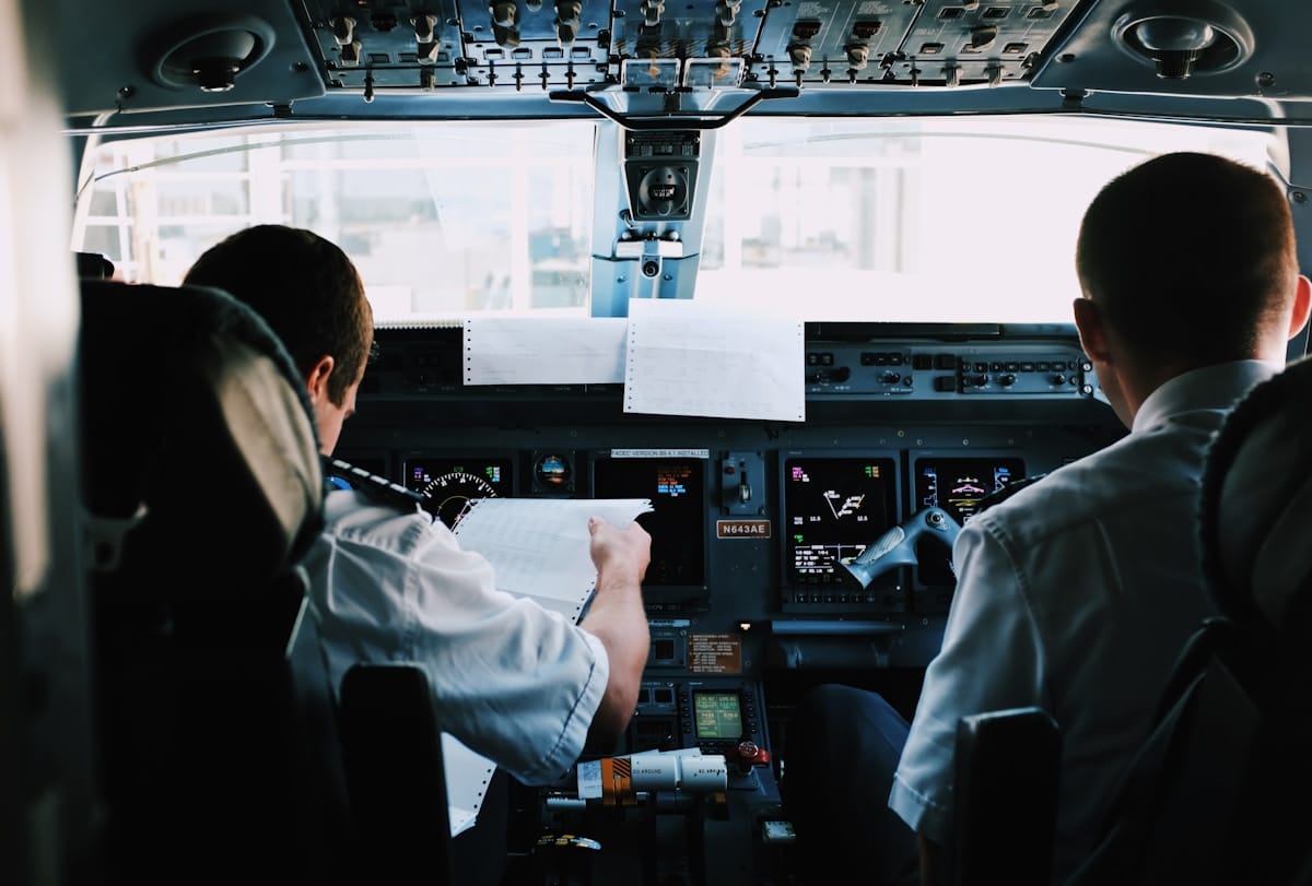 Cockpit d'un avion avec deux pilotes en pleine opération.