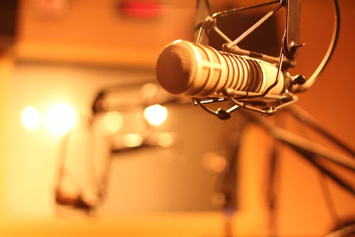 Microphone dans un studio d'enregistrement avec des lumières tamisées.