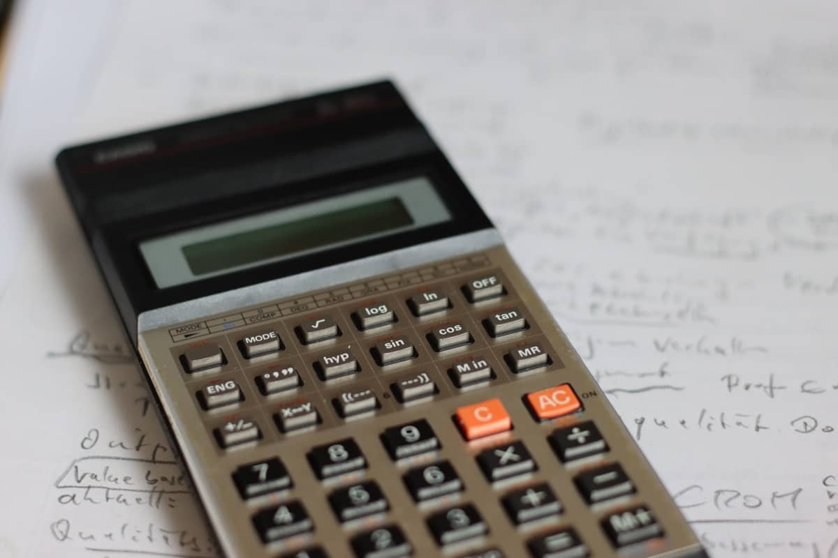 Calculatrice électronique avec écran LCD et boutons numériques.