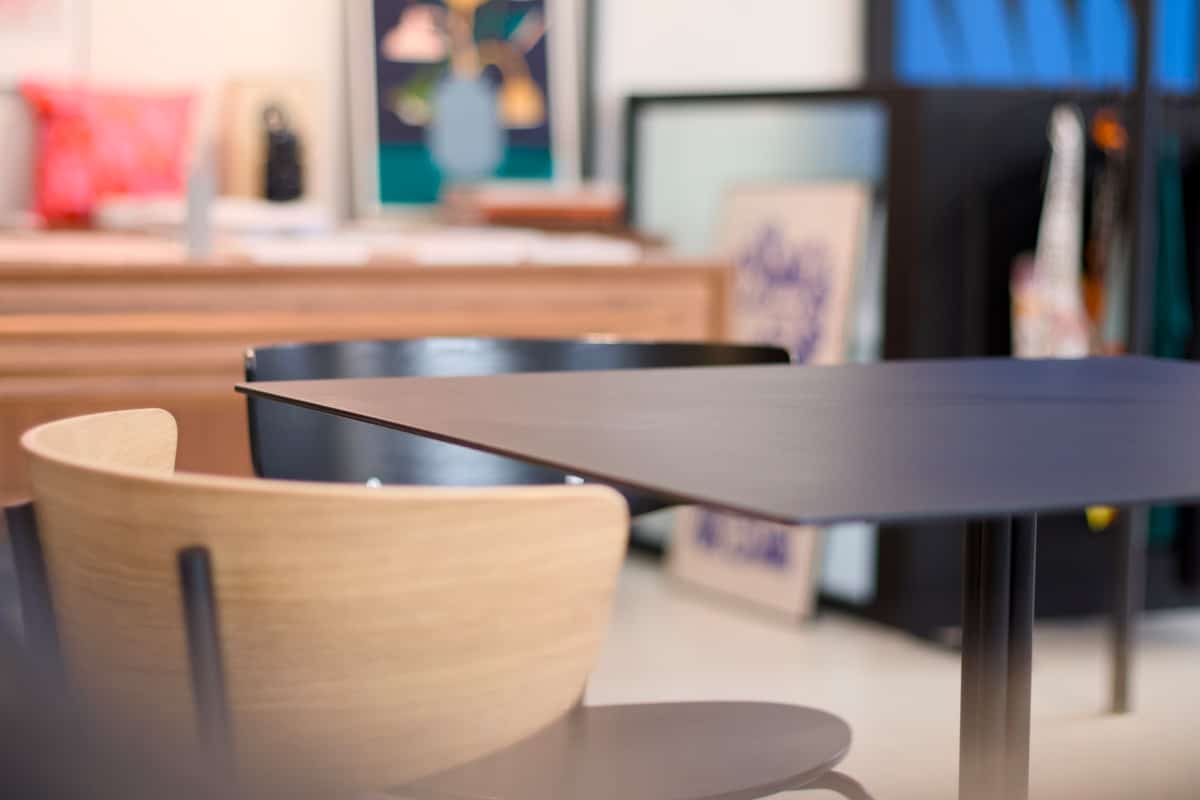 Table et chaises en bois dans un intérieur moderne.
