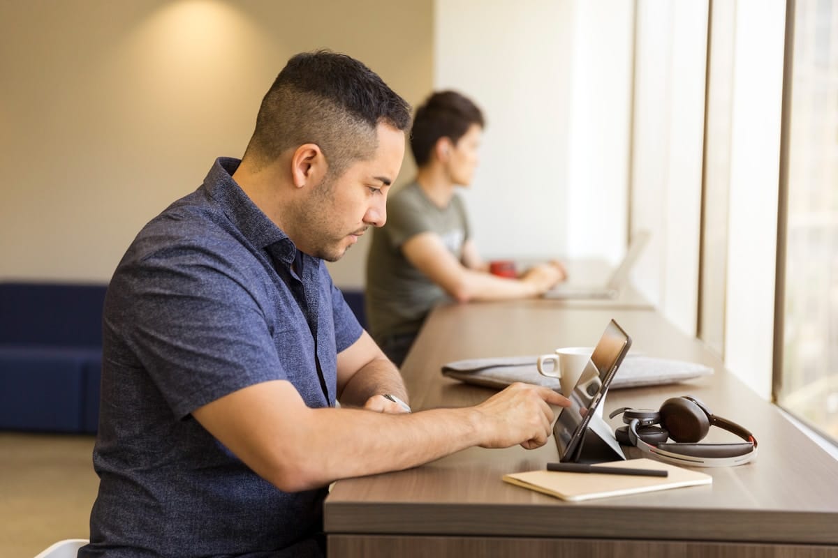 Homme travaillant sur un ordinateur portable dans un bureau.