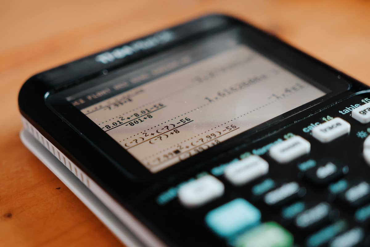 Calculatrice affichant des calculs mathématiques complexes sur un écran LCD.