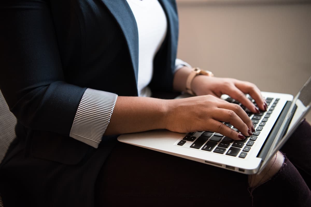Mains d'un homme d'affaires tapant sur un ordinateur portable.