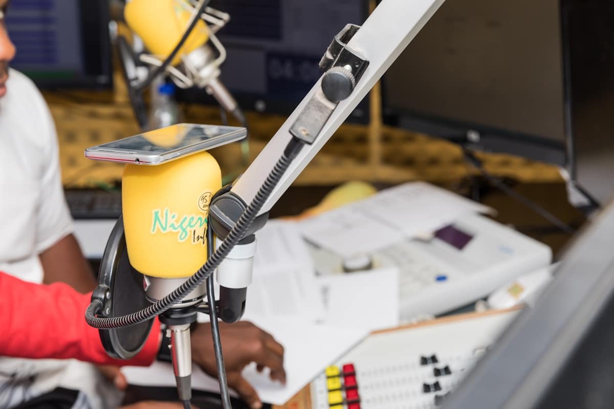 Microphone, enregistreur audio, équipement de studio d'enregistrement.