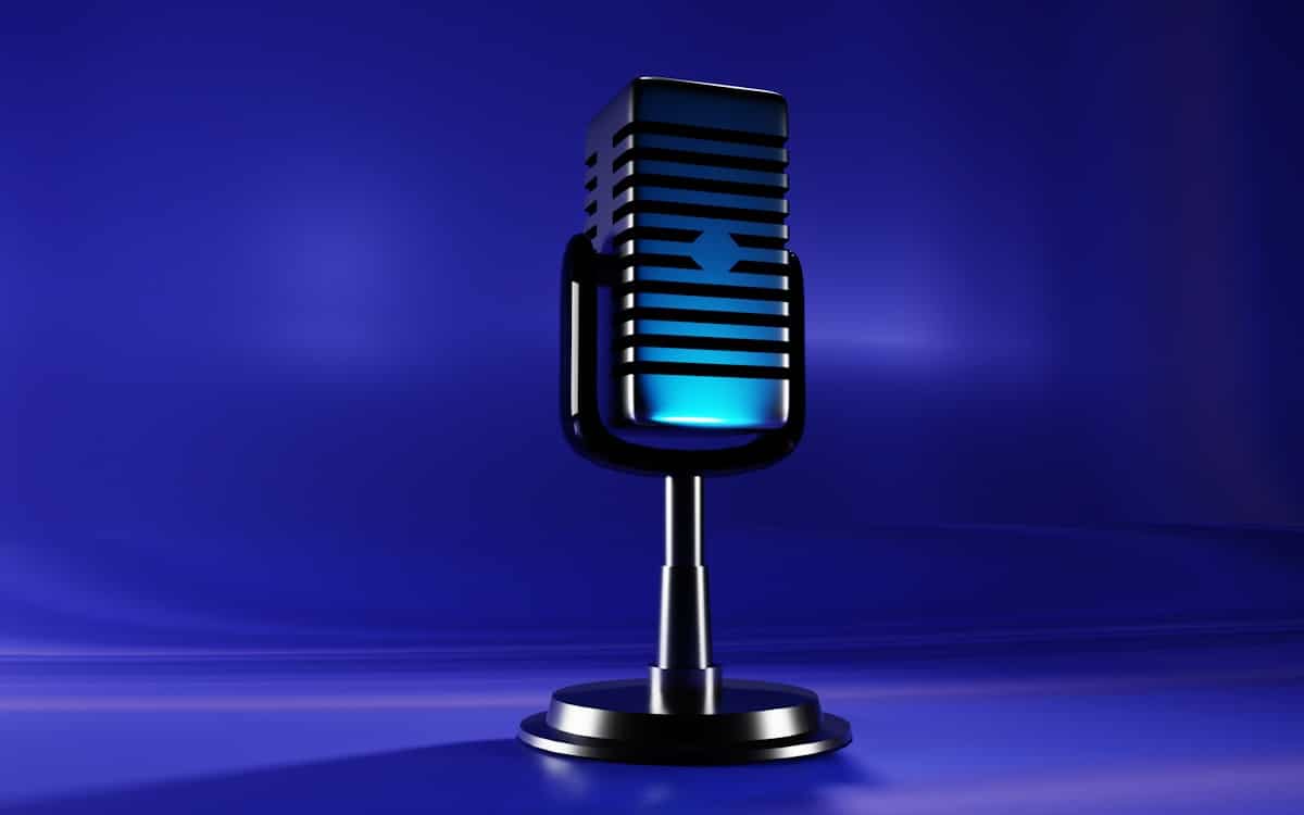 Microphone rétro noir et bleu sur fond bleu foncé.