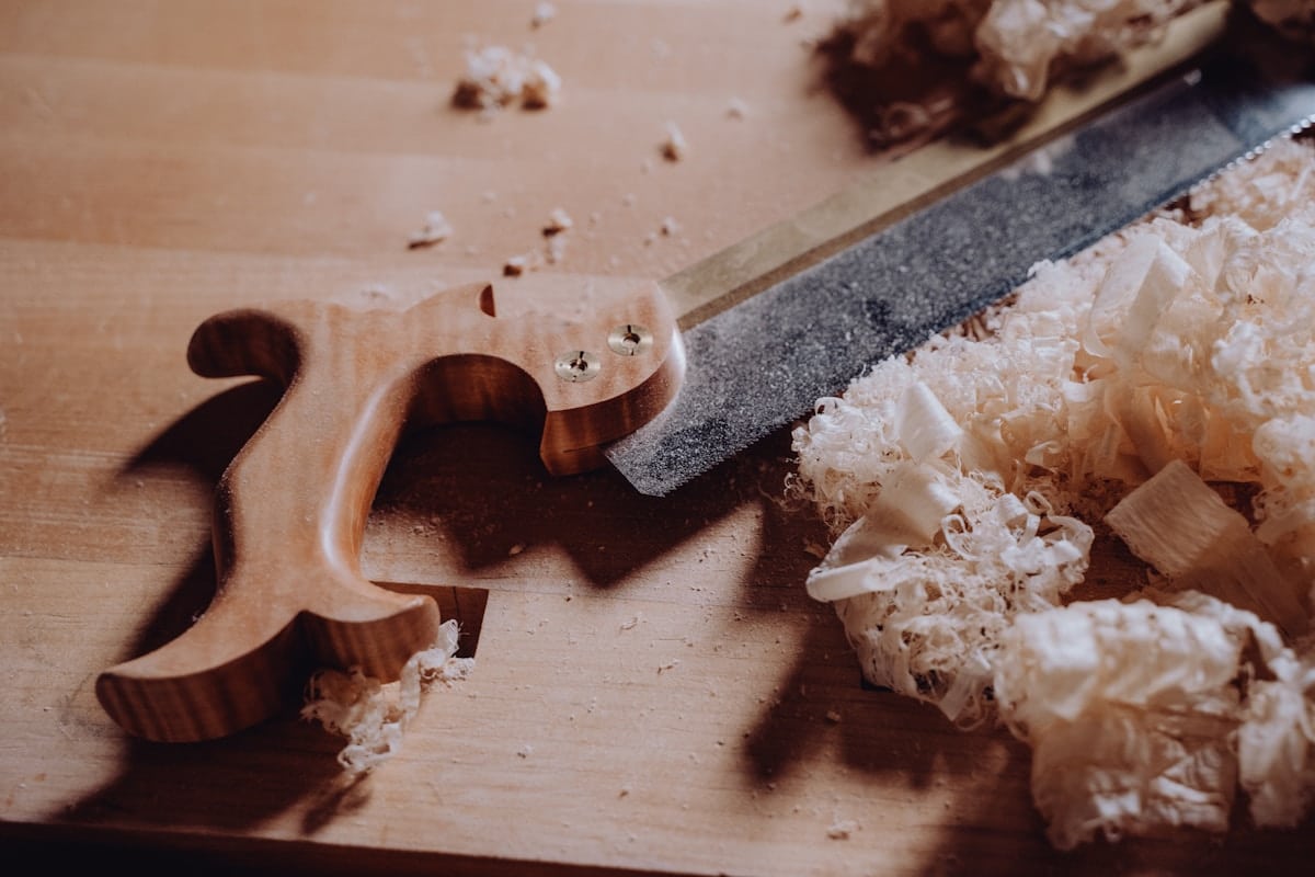 Outils de menuiserie, copeaux de bois et cristaux sur une surface en bois.