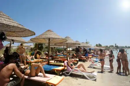 La Grèce accueille 38 millions de touristes par an pour 10 millions d'habitants : elle interdit désormais transats et bars sur des centaines de plages