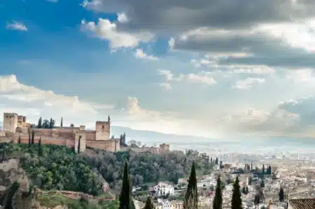 Pourquoi de plus en plus de Français réservent cet été dans cette ville d'Espagne où chaque boisson est servie avec des tapas gratuites