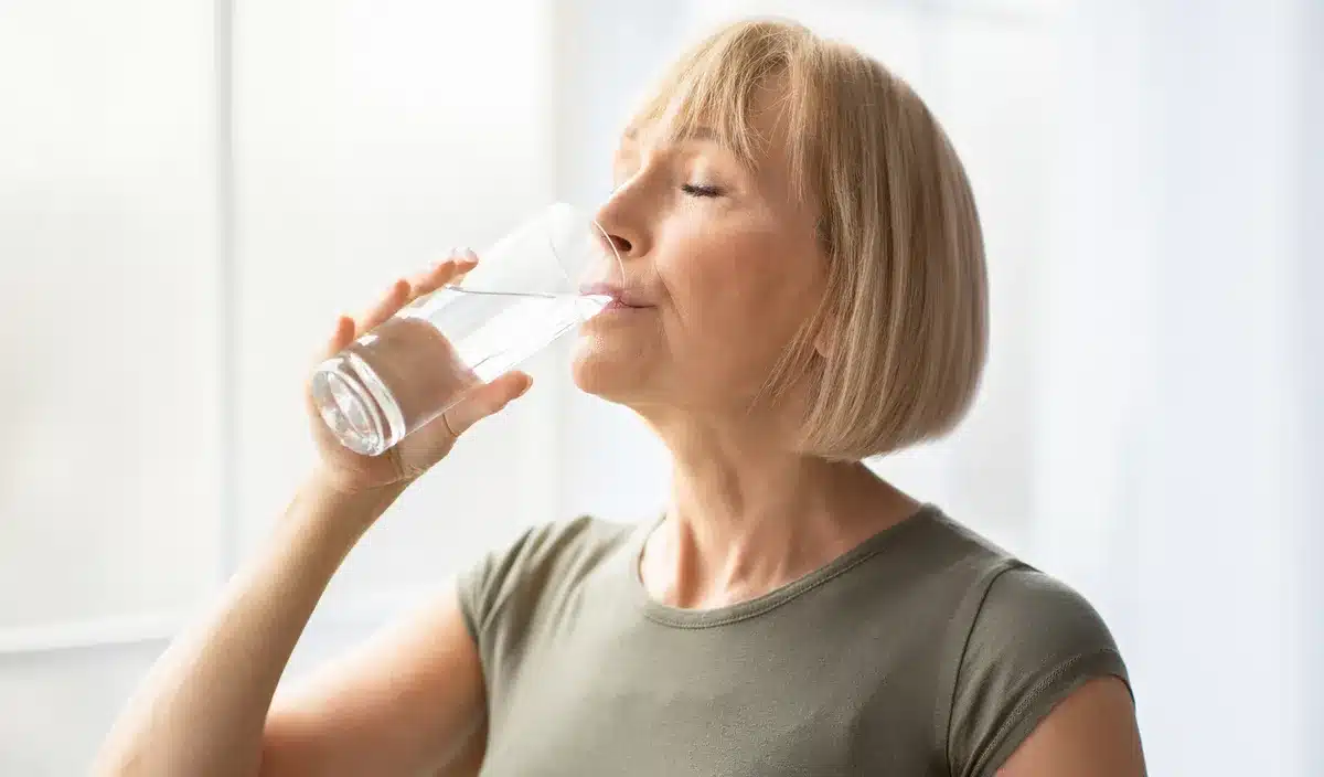 Boire 2 L d'eau par jour ? Une étude invite à revoir la règle