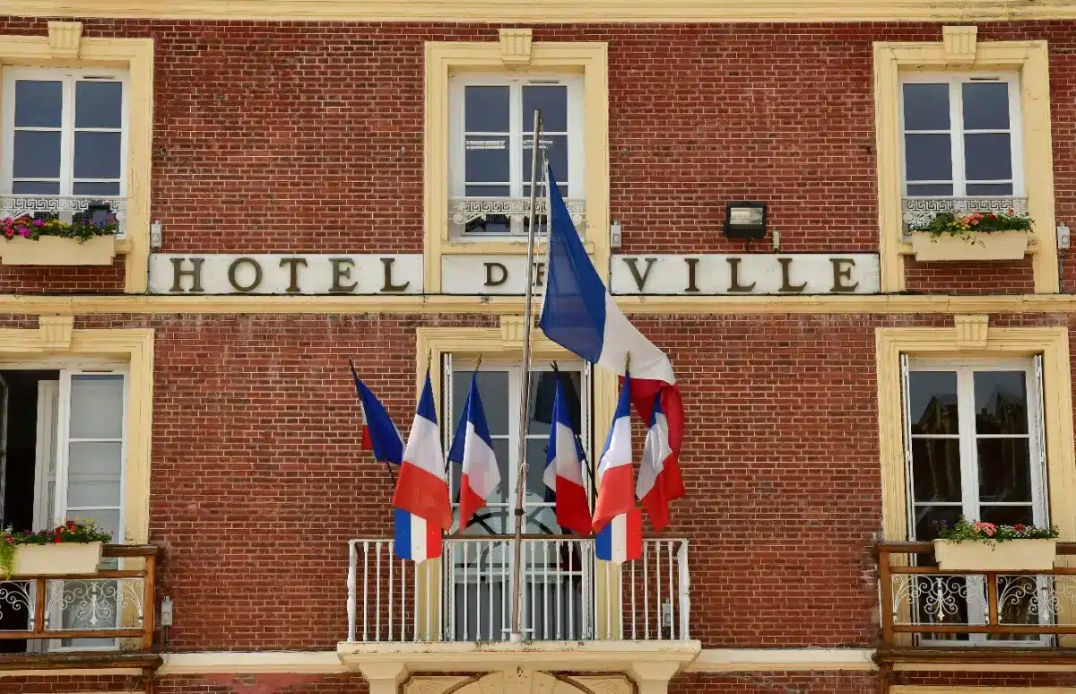 Mauvaise nouvelle pour les couples mixtes : selon un sondage, près de 3 Français sur 4 veulent interdire le mariage quand l'un des deux est sans papiers