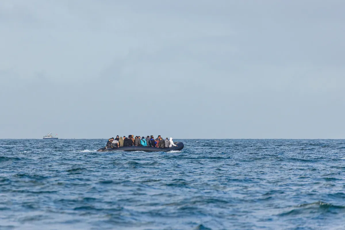 Mauvaise nouvelle pour les migrants illégaux au Royaume-Uni : Londres s'appuie sur les droits de l'homme pour accélérer les expulsions, un virage que personne n'avait vu venir