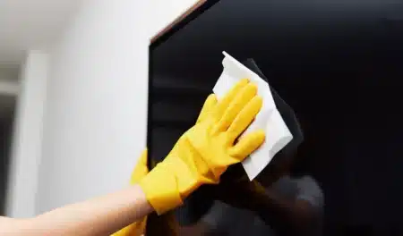 Ni vinaigre ni produit à vitres : voici ce que les techniciens utilisent vraiment pour nettoyer un écran TV sans laisser de traces
