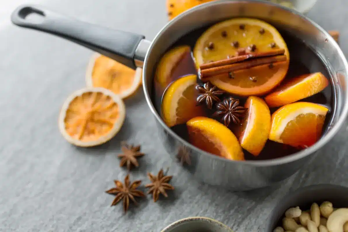 Beaucoup de gens ne le réalisent pas, mais faire bouillir du zeste de citron avec gingembre et cannelle libère des composés que l'infusion classique ignore