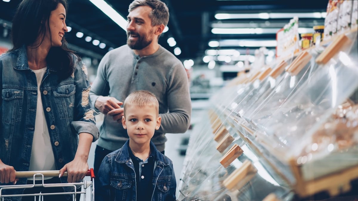 Famille heureuse faisant des courses dans un supermarché.
