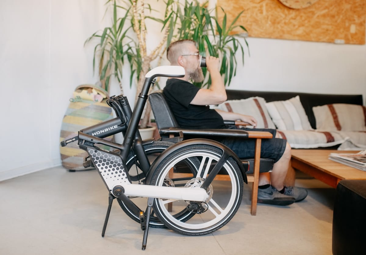 Fauteuil roulant électrique moderne dans un intérieur confortable.