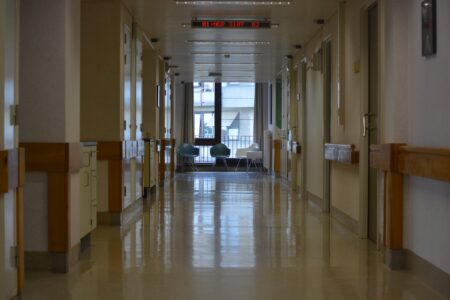 Santé publique en crise : sept hôpitaux sur dix accusent un déficit record