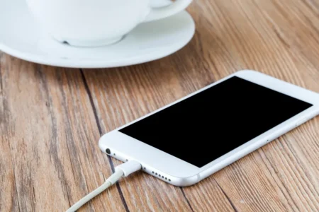 Beaucoup de gens ne le réalisent pas, mais un chargeur qui chauffe trop cache souvent l'une de ces erreurs de branchement