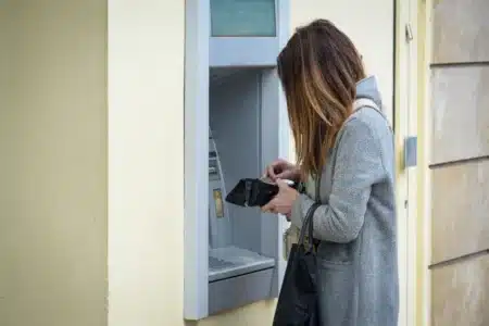 Adieu les distributeurs de billets : ce nouveau système les remplace déjà et vous ne l'avez probablement pas remarqué