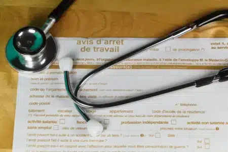 Mauvaise nouvelle pour les salariés : l'État peut désormais contredire votre médecin et plafonner la durer de votre arrêt maladie