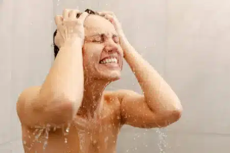 Pourquoi les médecins déconseillent la douche froide en canicule : votre corps réagit à l'inverse de ce que vous croyez