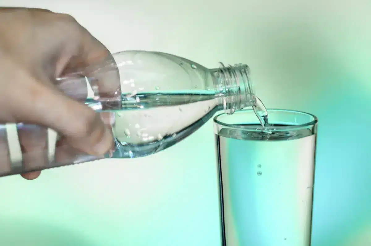 Ce verre d'eau glacée que vous attendez toute la journée en pleine chaleur pourrait saboter votre hydratation, les experts confirment