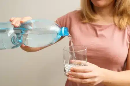 Vous demandez un verre d'eau gratuit au restaurant et on vous le refuse : voici ce que dit vraiment la loi en période de canicule