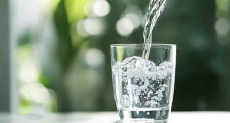 Les médecins libéraux alertent le gouvernement sur la pollution de l’eau potable par les pesticides, PFAS et microplastiques, et dénoncent un risque majeur pour la santé publique.
