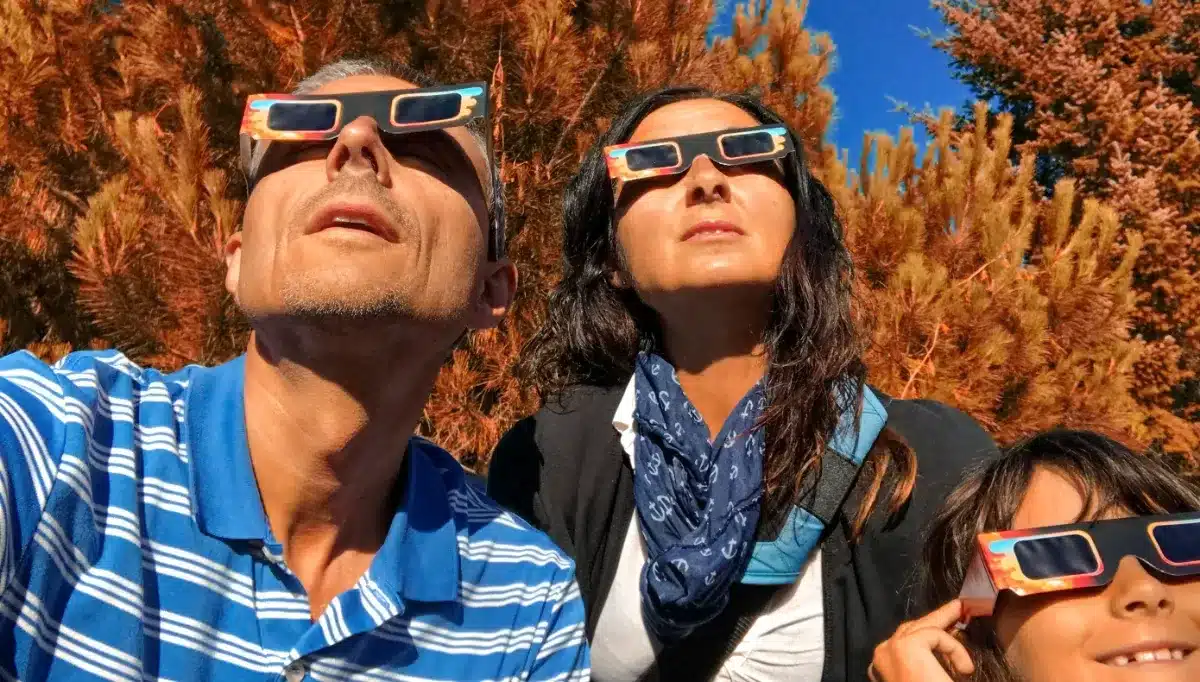 Pourquoi beaucoup de gens pensent être protégés pendant une éclipse alors que leurs lunettes ne filtrent pas les bons rayons