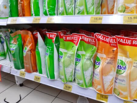 Éco-recharges : pourquoi elles coûtent parfois plus cher que le produit d'origine