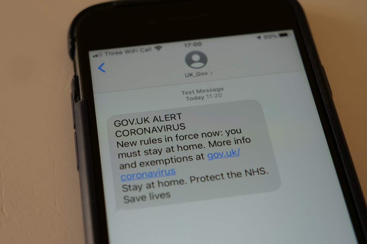 Alerte gouvernementale britannique sur le coronavirus avec nouvelles règles et informations.