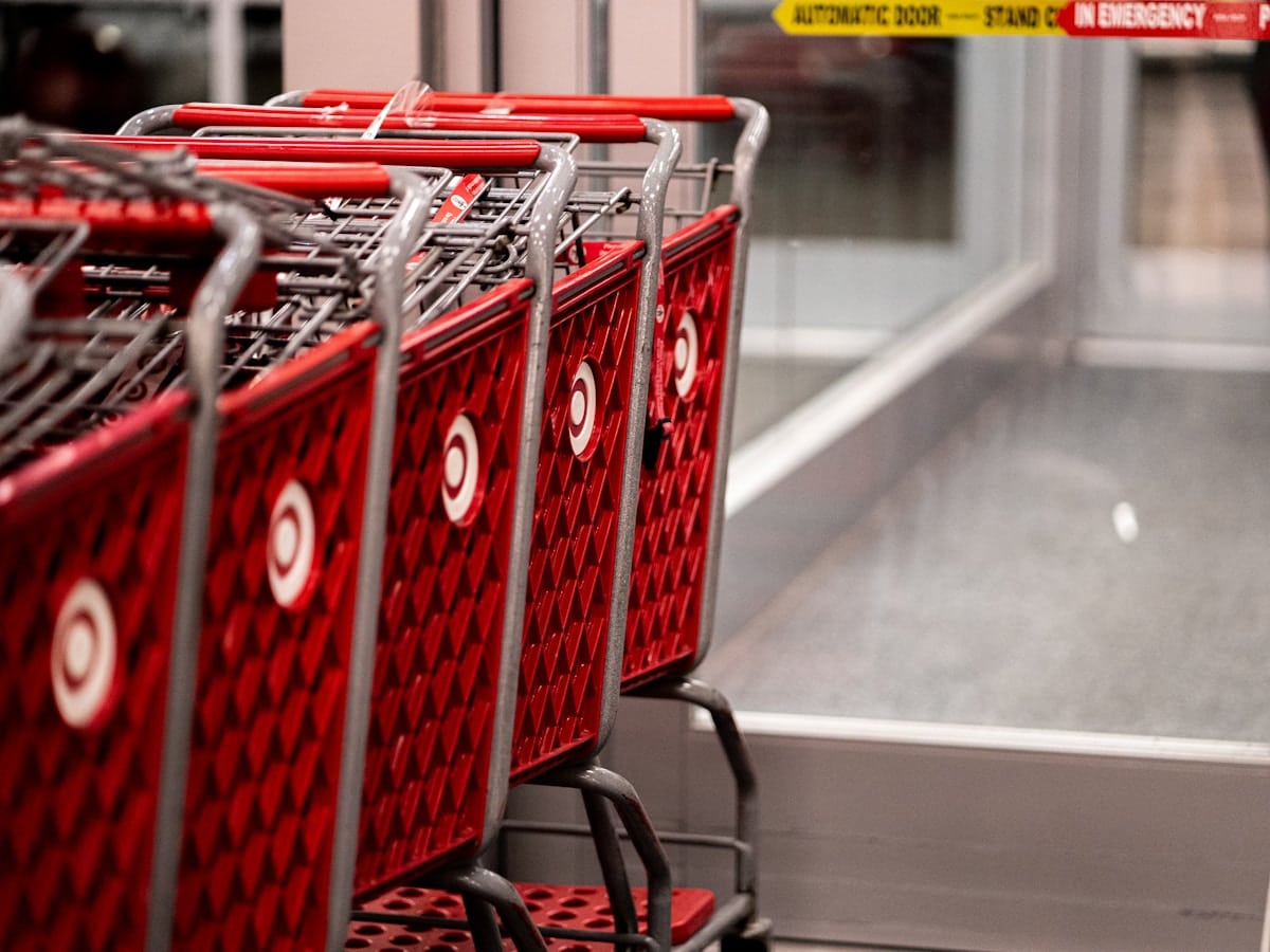 Chariots de magasinage rouges alignés dans un magasin.