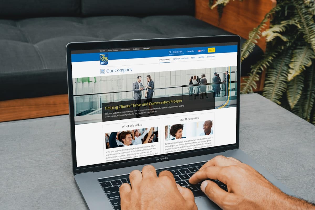 Site web de la société financière RBC affiché sur un ordinateur portable.